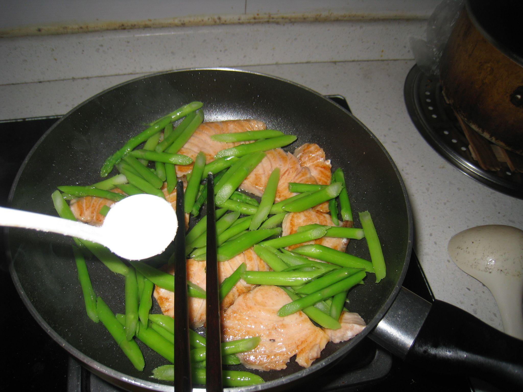 香煎三文鱼拌芦笋的做法 步骤7