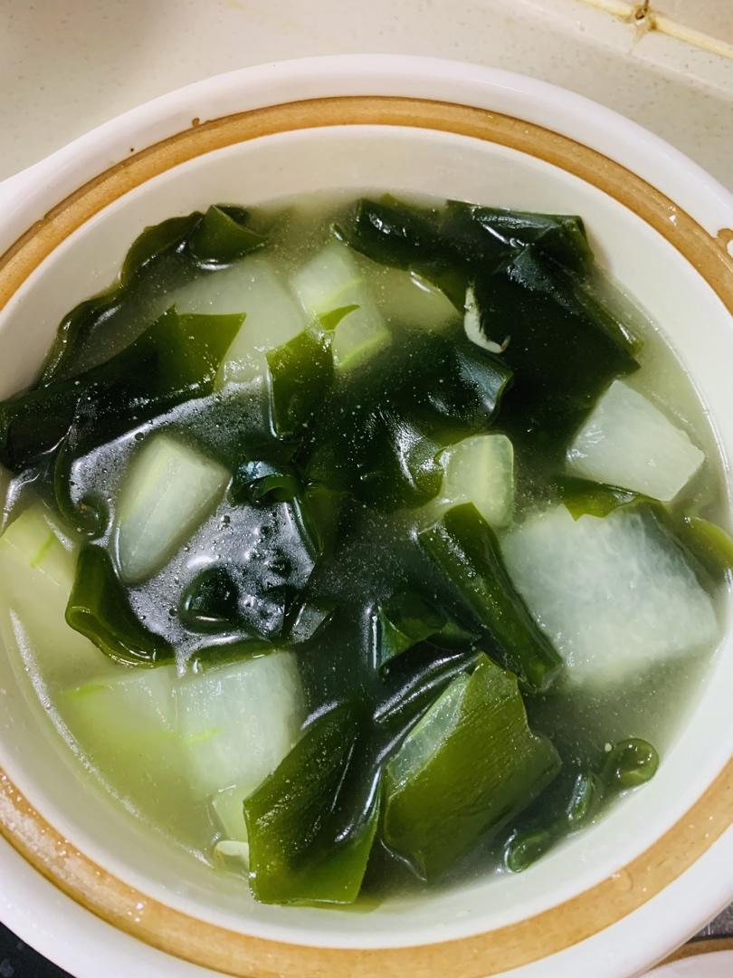 水里游泳的鱼做的冬瓜海带汤