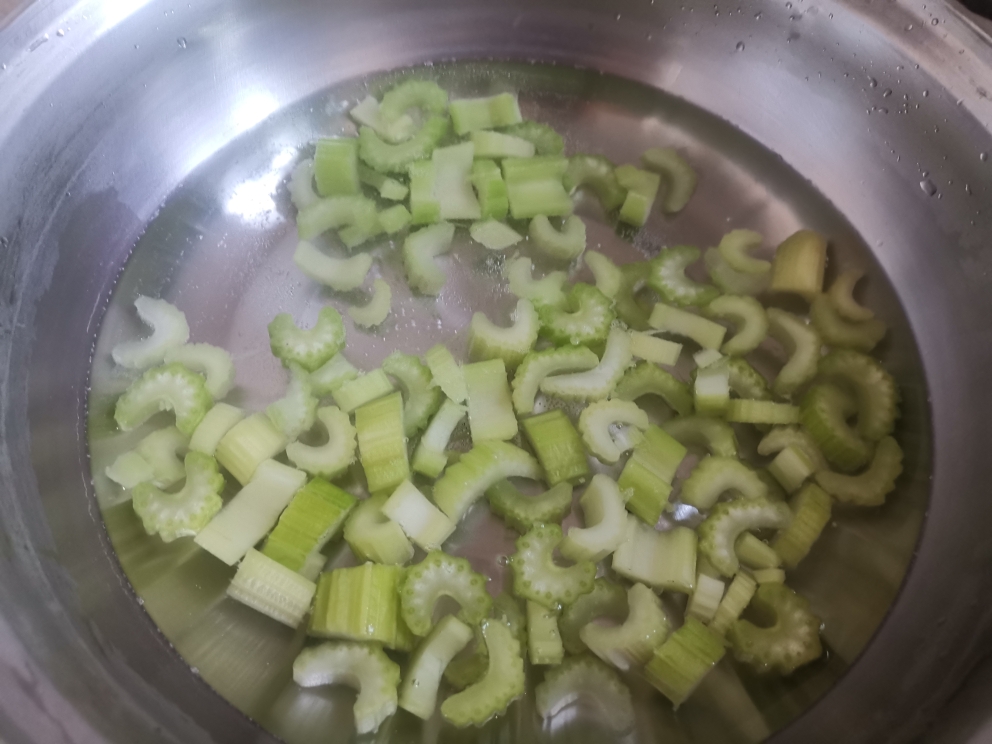 范志红健康餐——芥香芹菜拌木耳的做法 步骤1
