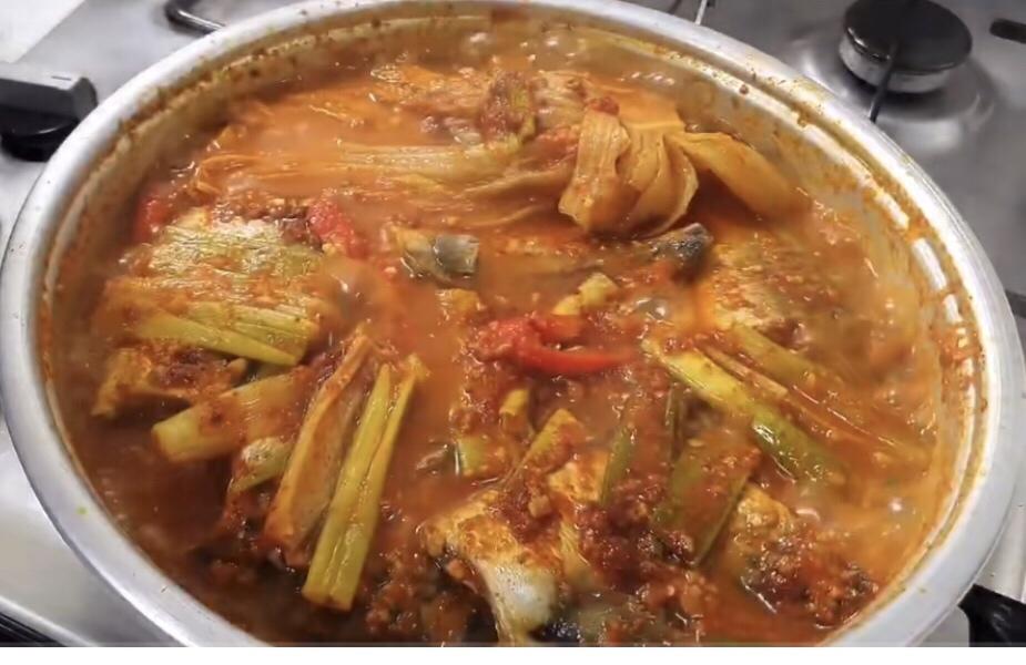 辣白菜炖青鱼的做法