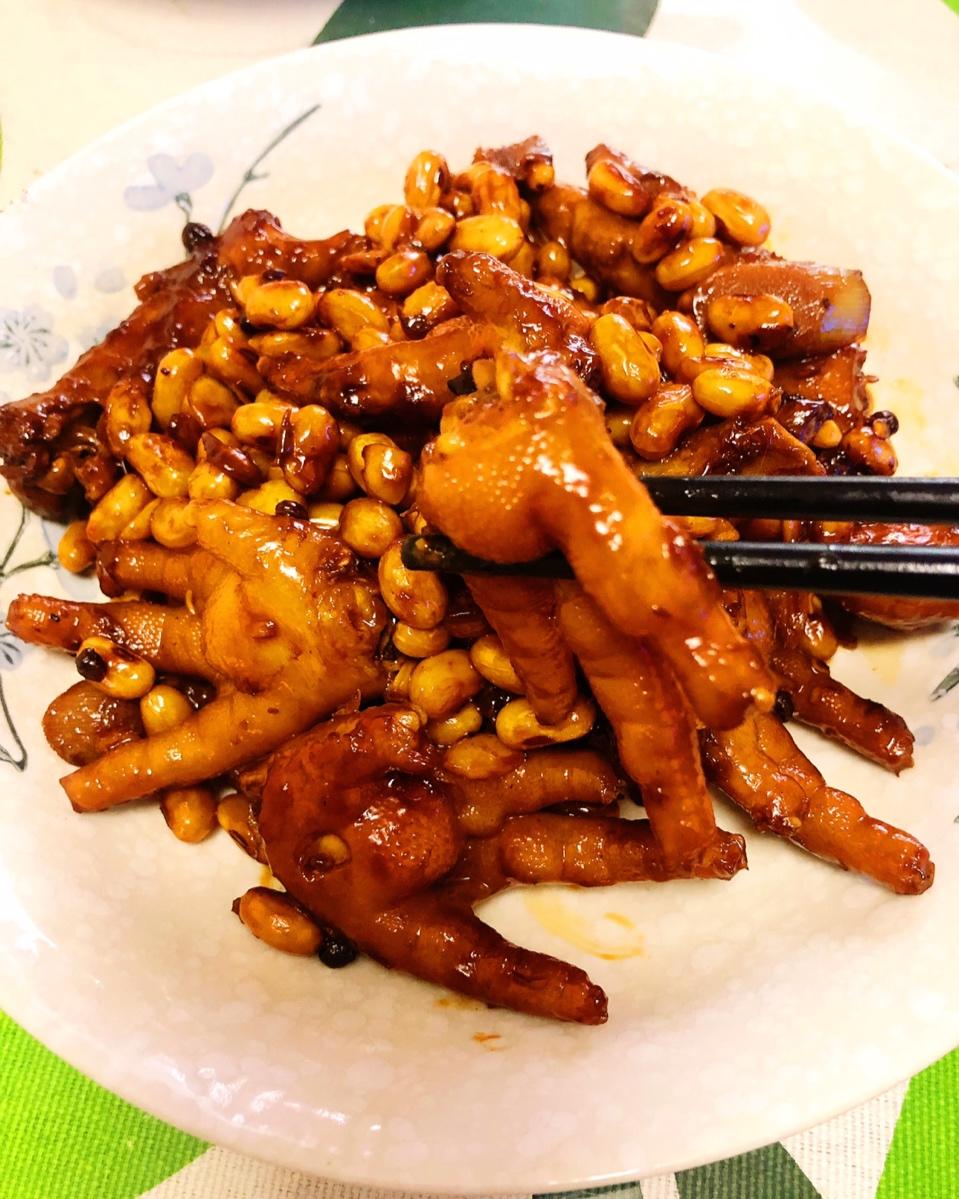 养颜又美味的黄豆焖鸡爪（红烧鸡爪）