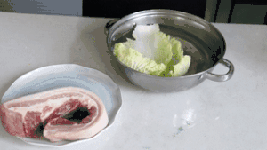 猪肉白菜千层锅的做法 步骤2