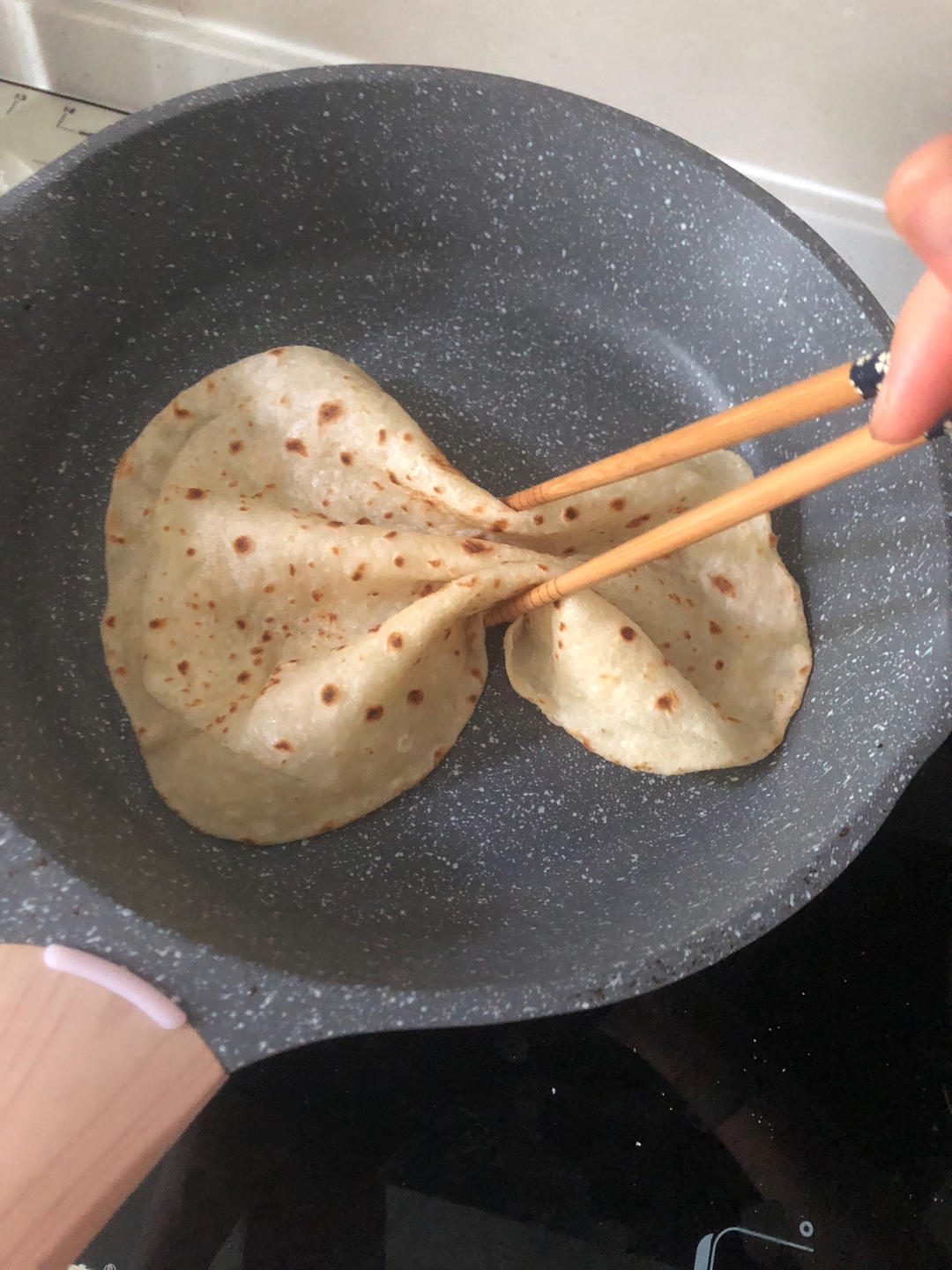 烙春饼(用视频告诉你，这饼有多软)