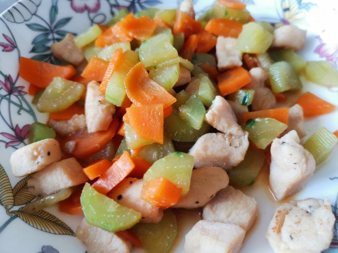 胡萝卜黄瓜鸡胸肉