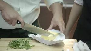 盐腌火腿佐香蒜蘑菇洋芋的做法 步骤4
