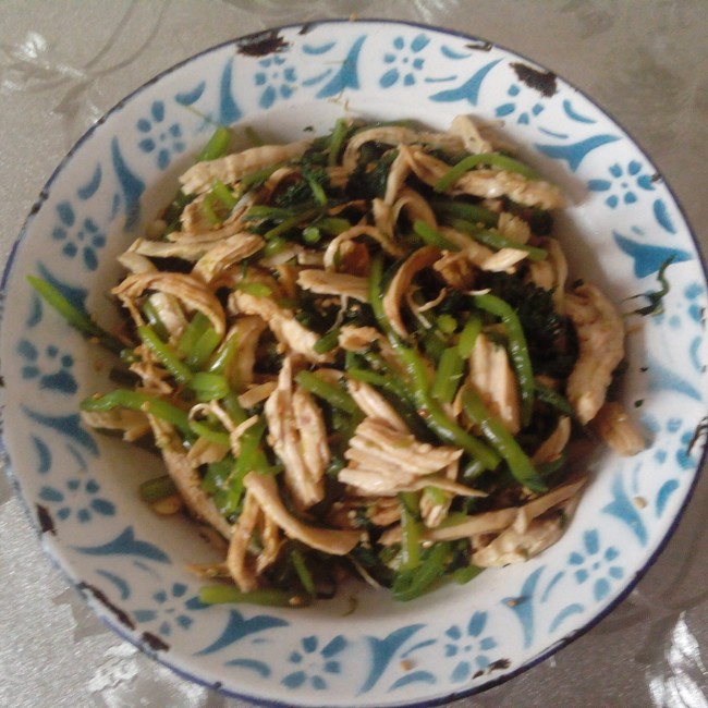 茼蒿拌鸡丝