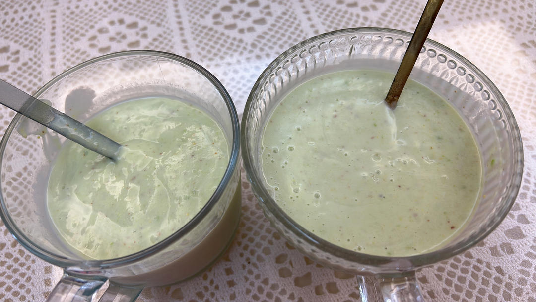 巴旦木牛油果奶昔🥑复刻茉酸奶真的太好喝啦