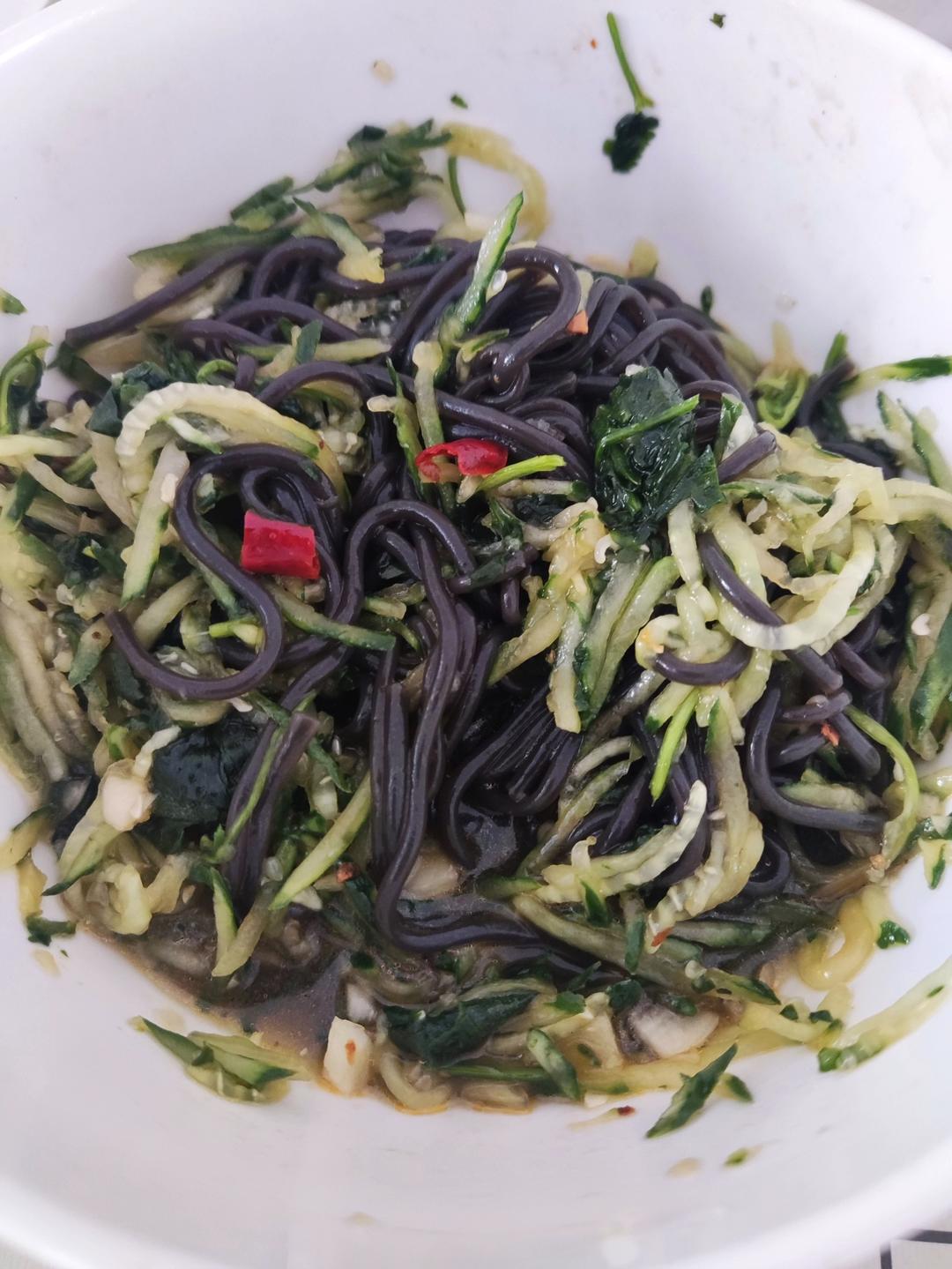 黄瓜拌蕨根粉快手凉菜