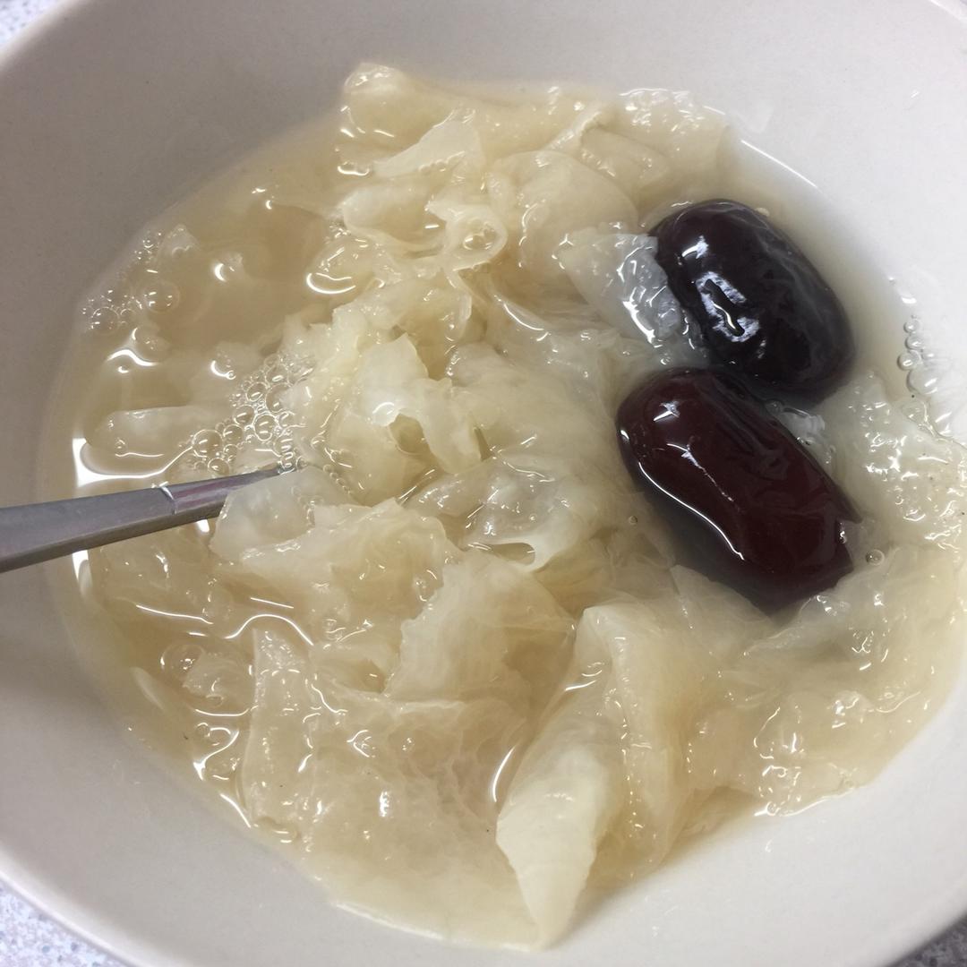冰糖银耳红枣汤
