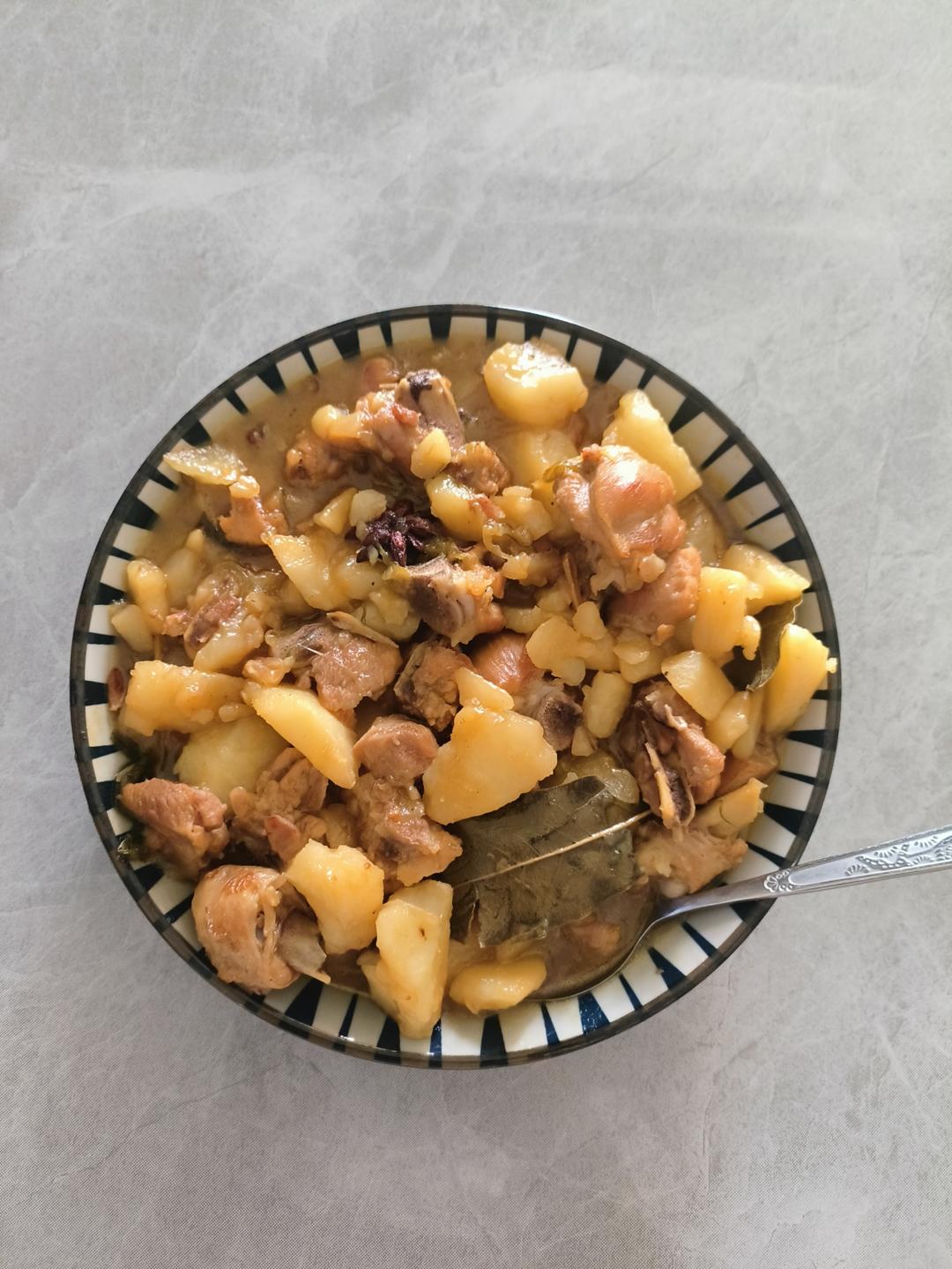 鸡腿炖土豆 上桌秒空盘 汤都喝干了！
