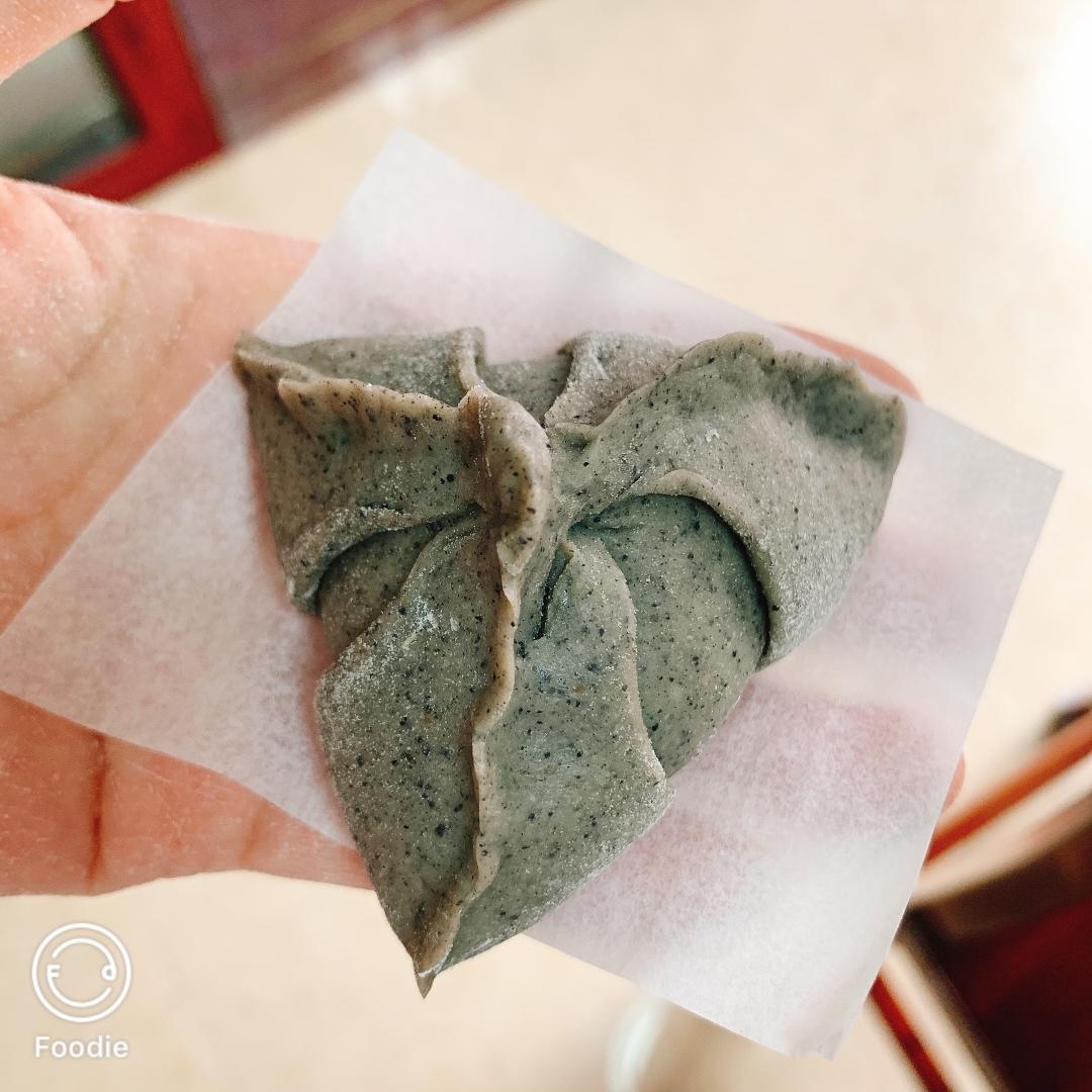 黑芝麻花瓣包（馒头）
