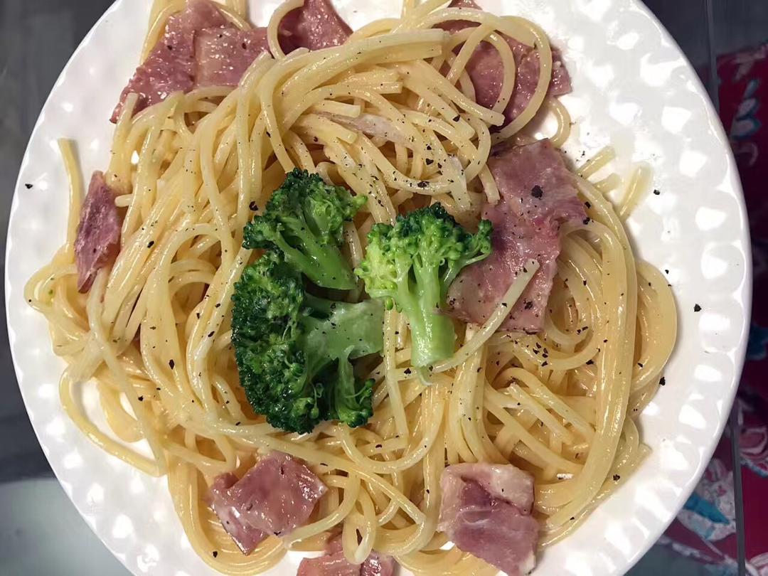 白蘑菇奶油培根意面