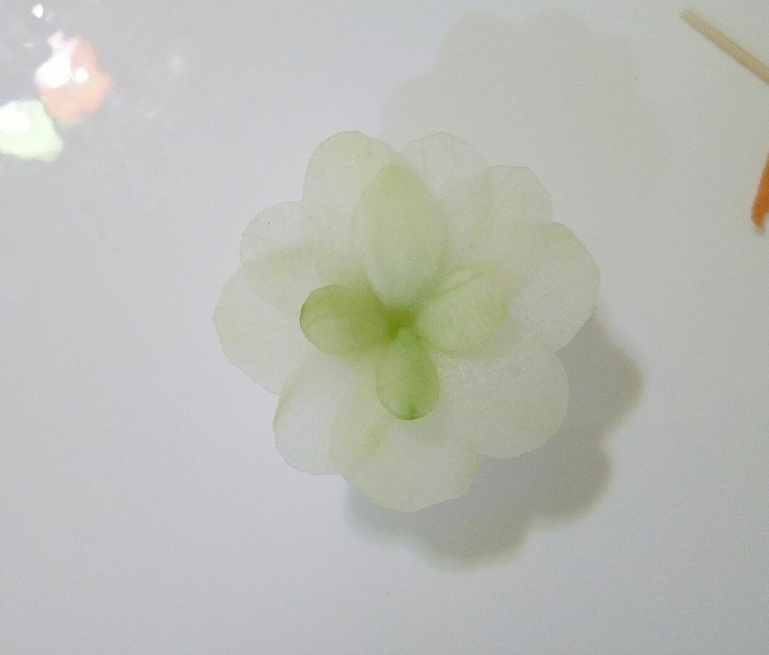 简单美丽的盘饰 1 不会雕刻也能做出 黄瓜拼装花的做法步骤图 月印兰亭 下厨房