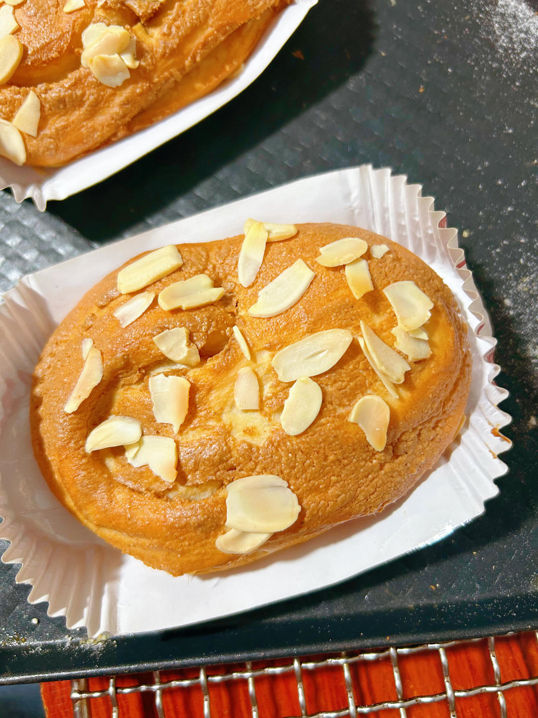 酥的掉渣面包店的经典产品-花生杏仁面包
