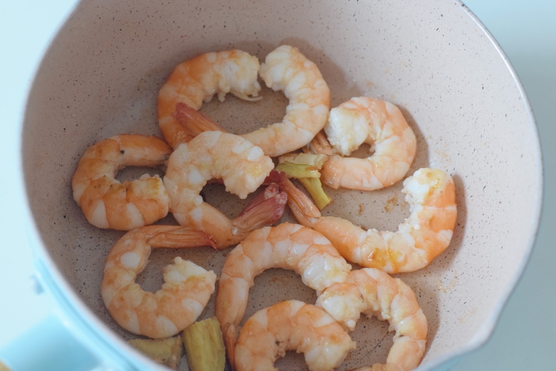 夏日轻食🍋蒜香奶油虾芒果沙拉，巨鲜的做法 步骤2