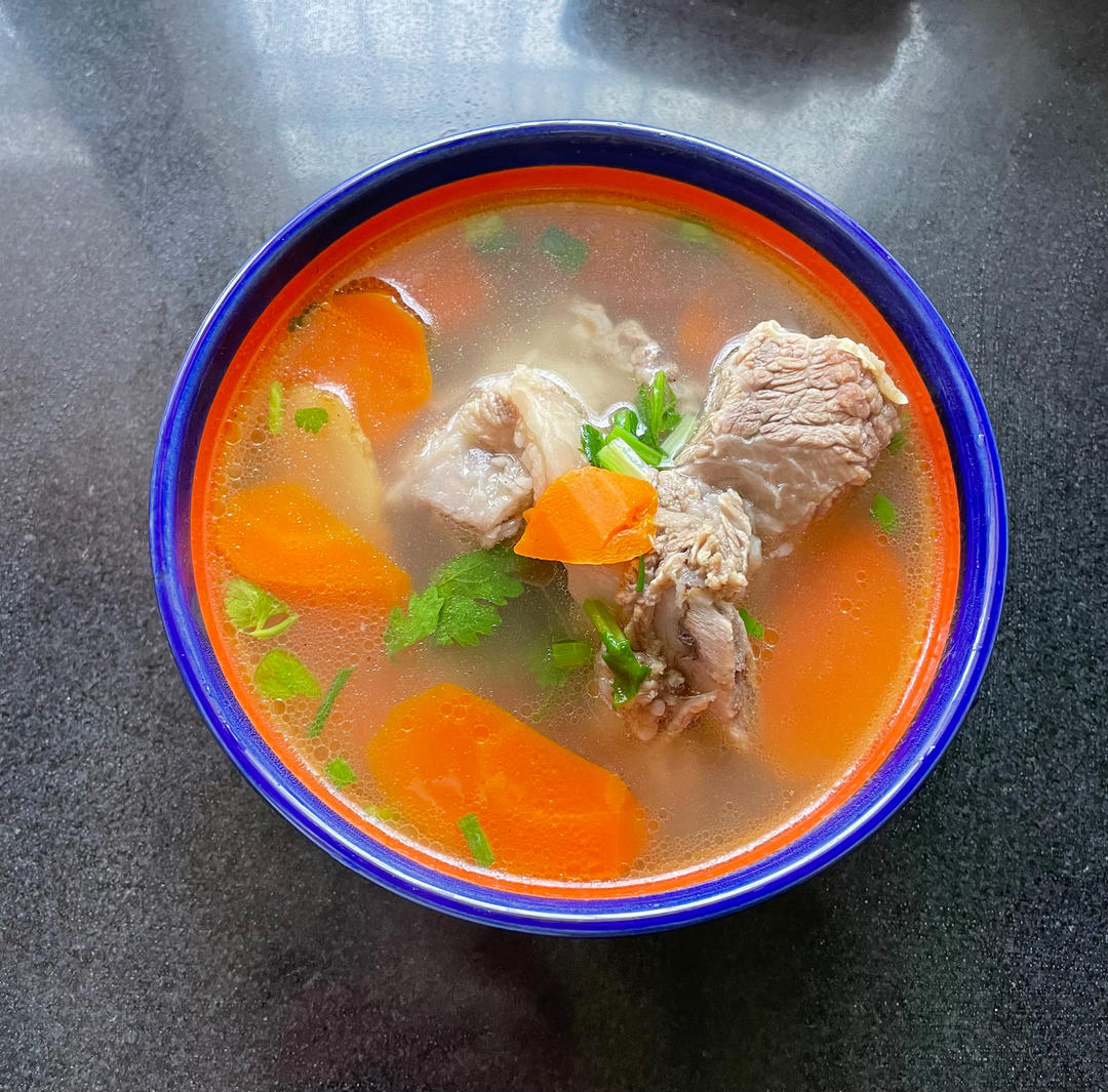 清炖牛骨汤（原汁原味，香气四溢，冬天的早晨喝一碗，好满足😄）