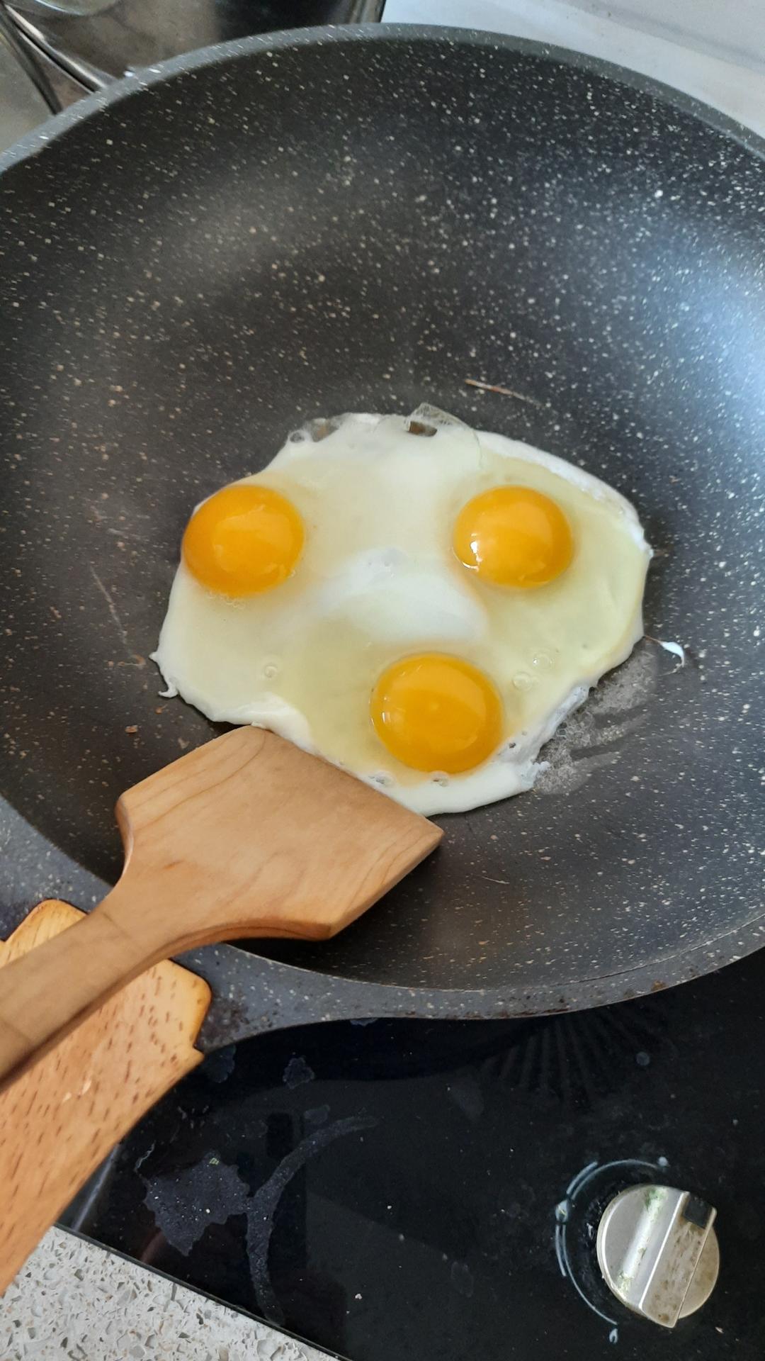 火腿肠鸡蛋青菜炒饭的做法 步骤3