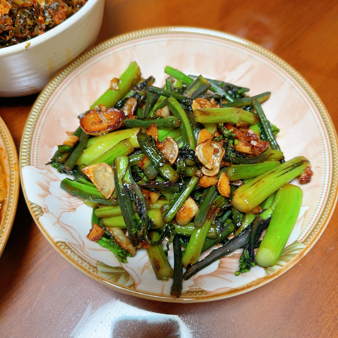 蒜香红菜苔