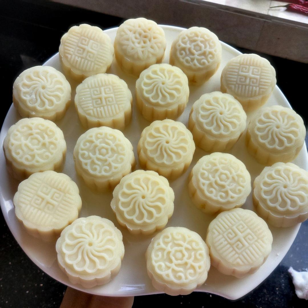 吴虹虹做的绿豆沙蛋黄冰皮月饼