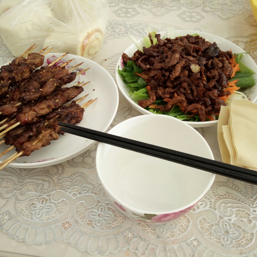 烤小肉串和烤馒头烤饼