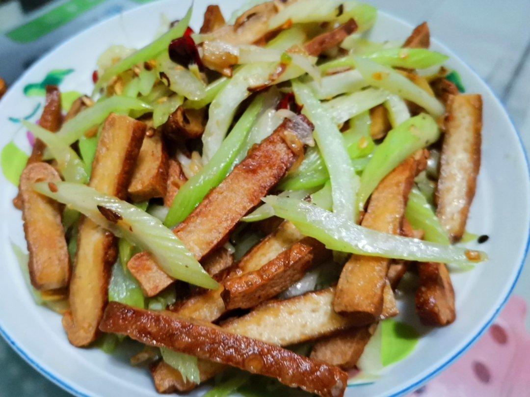 素菜：芹菜炒豆腐干