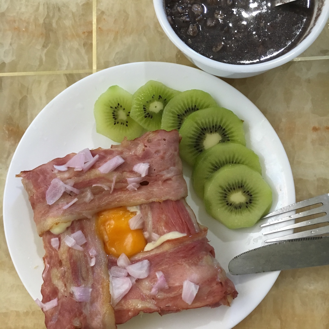 培根烤鸡蛋吐司
