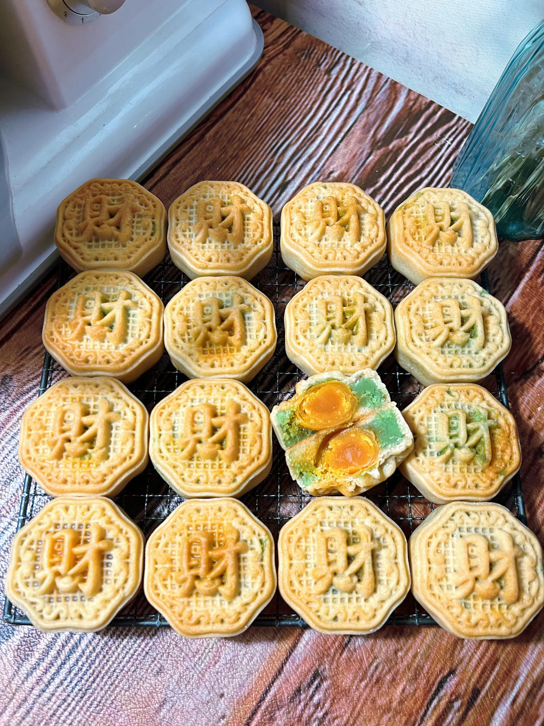 广式豆沙莲蓉蛋黄月饼
