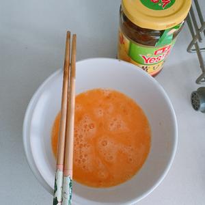 鸡蛋黄豆酱拌面的做法 步骤2