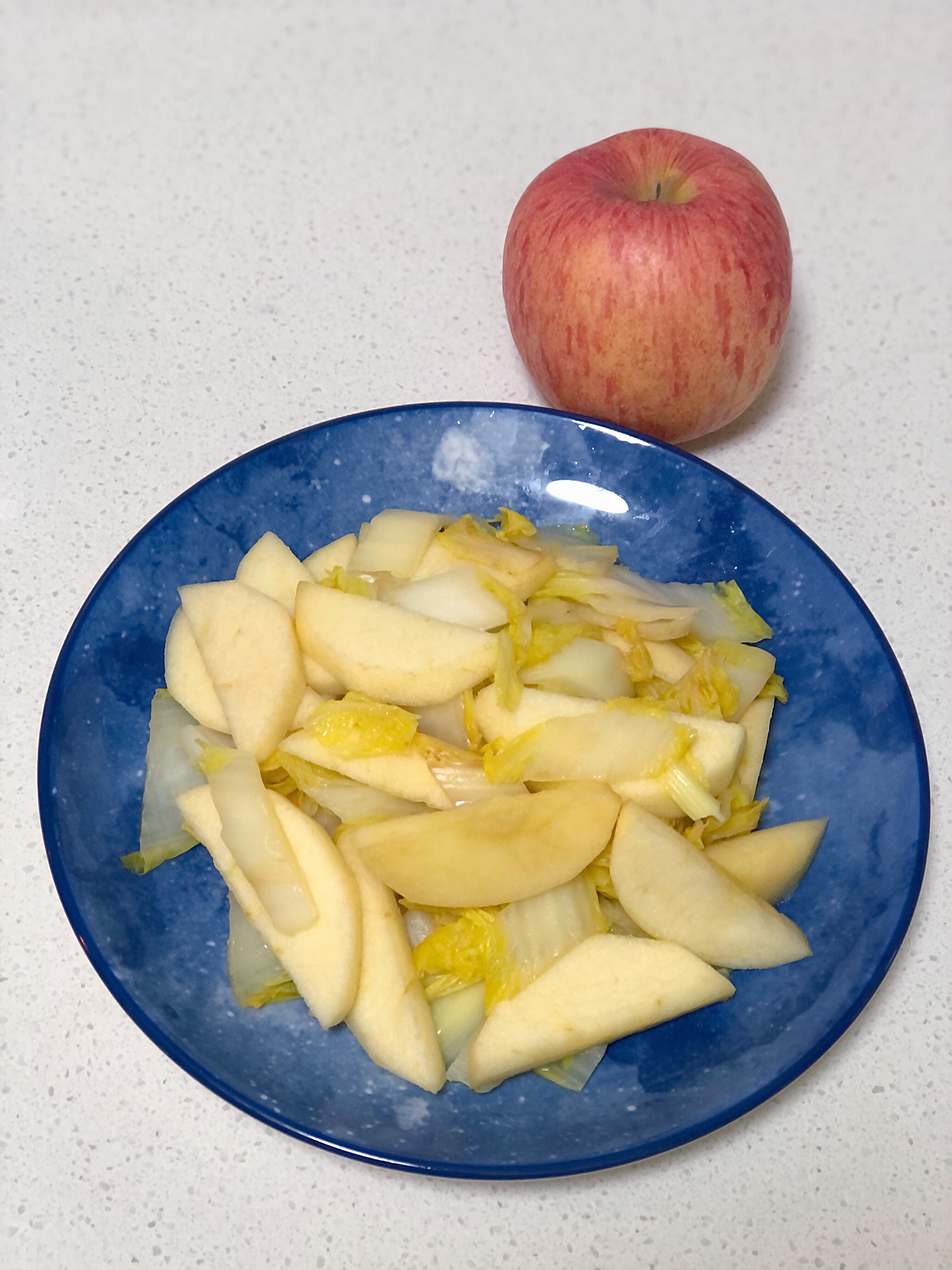 难吃的白菜炒苹果的做法