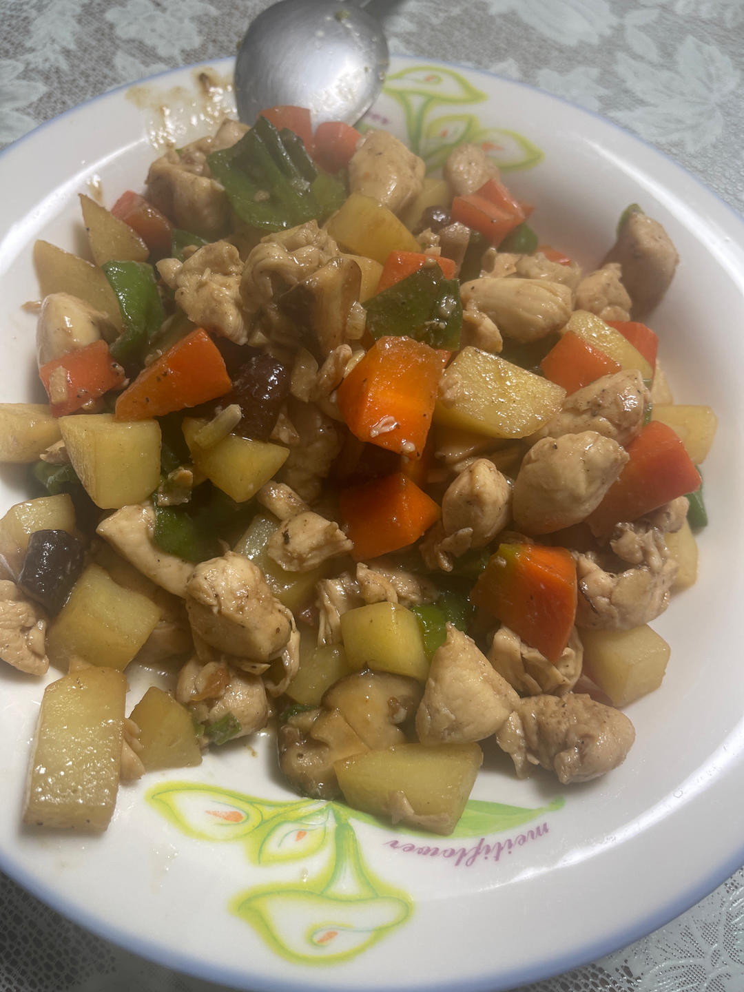 土豆和鸡腿的美味组合😋三丁炒鸡腿肉吃起来