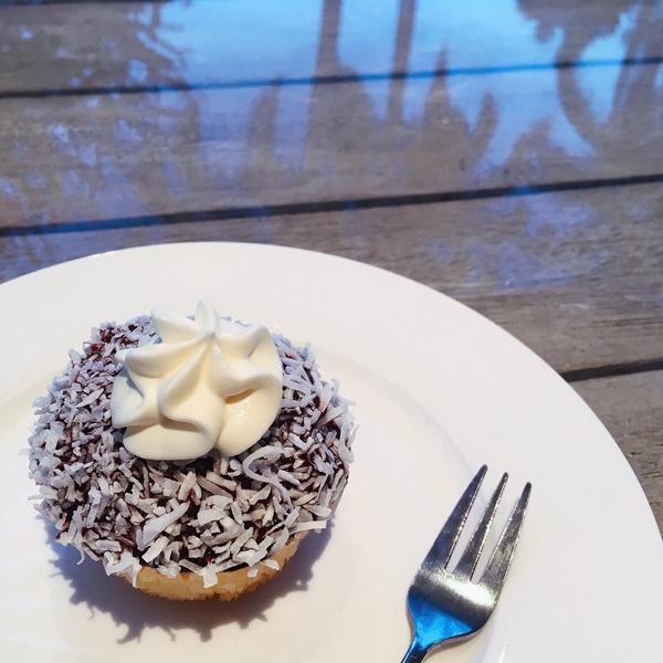 澳洲莱明顿纸杯蛋糕Oz Lamington Cupcakes