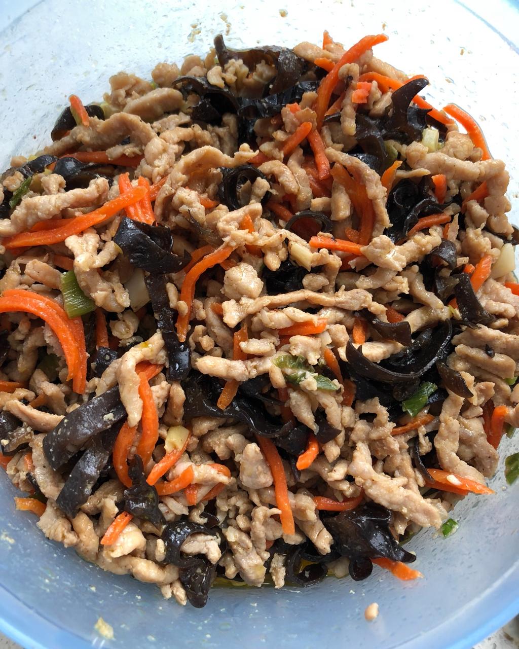 陶瓷娃娃money做的胡萝卜木耳炒肉丝