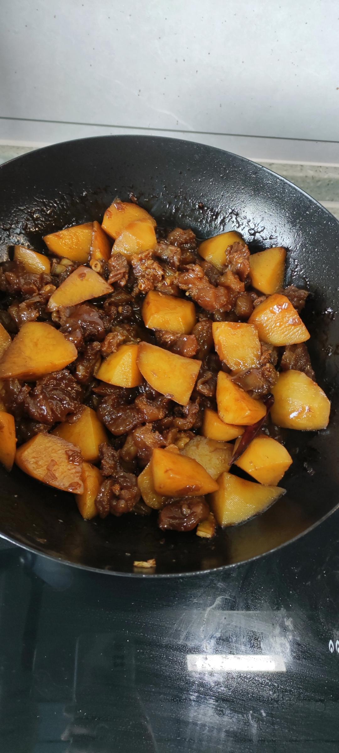 完胜刘一锅的 筋头巴脑炖土豆胡萝卜