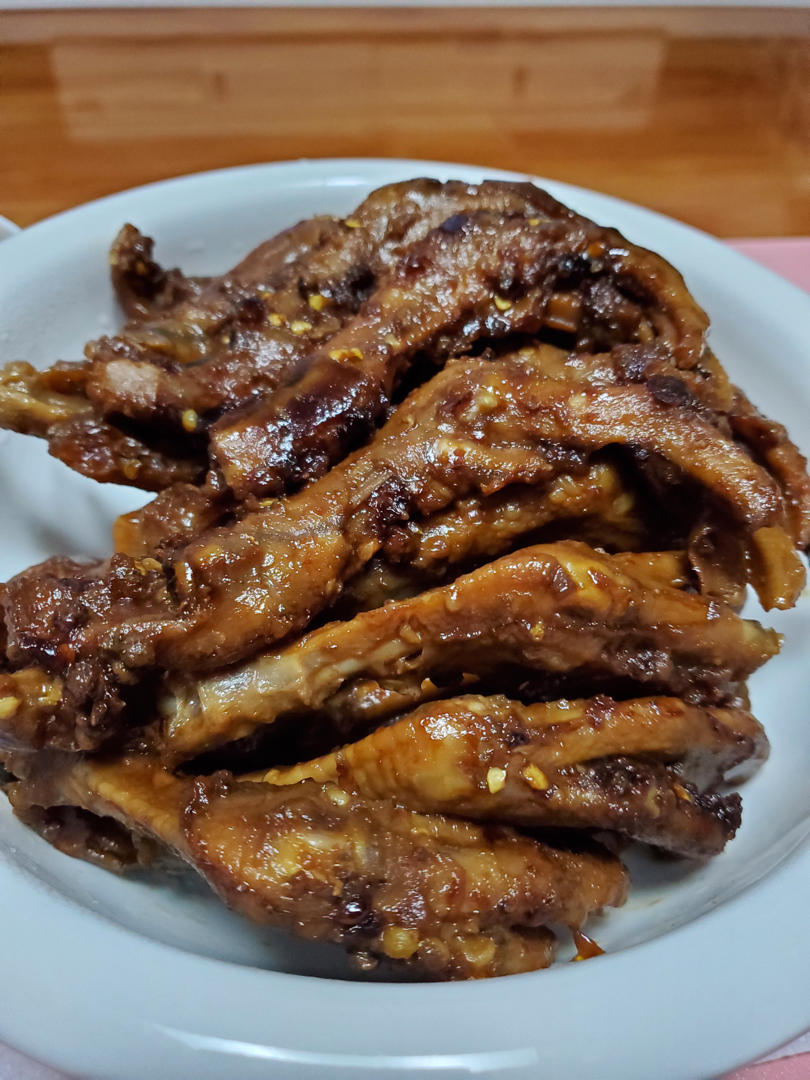 味道跟周黑鸭一样一样的，但更卫生更省钱的卤鸭架