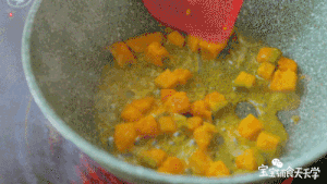 南瓜虾皮烩饭 宝宝辅食天天学的做法 步骤6