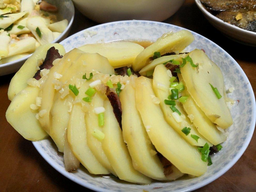 屋顶上的考拉做的腊肉蒸土豆