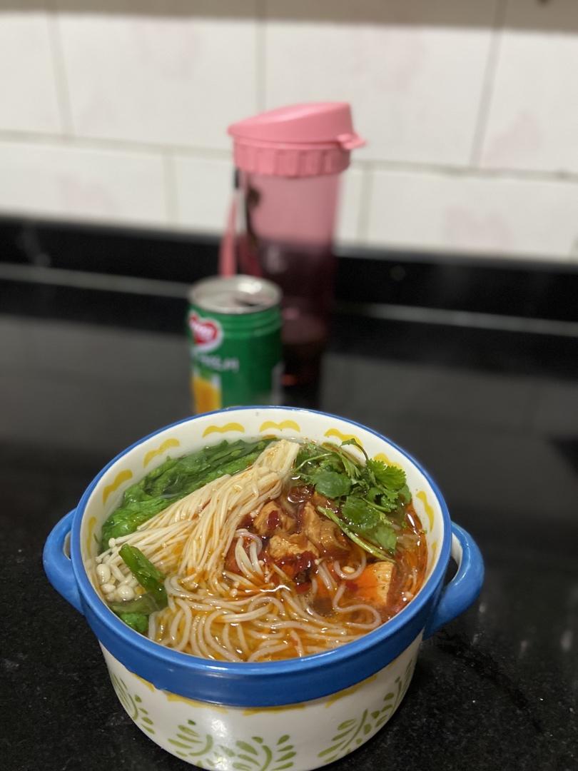 香菇鸡丁米线
