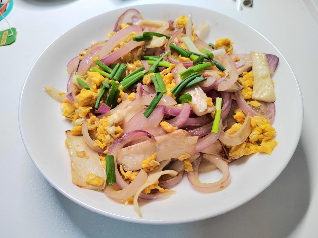 洋葱鲍菇炒鸡蛋