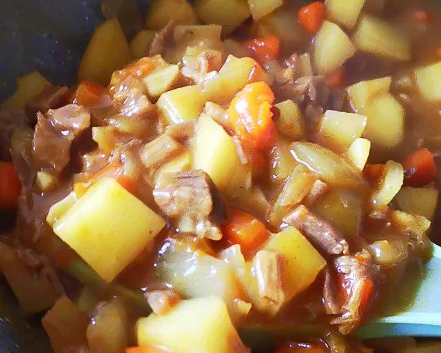 超简单D咖喱牛肉炖土豆的做法