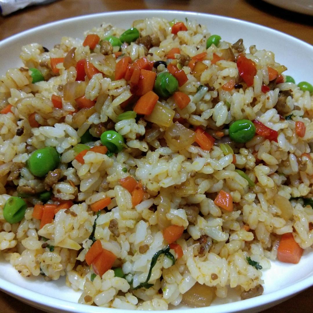 豌豆胡萝卜洋葱炒饭