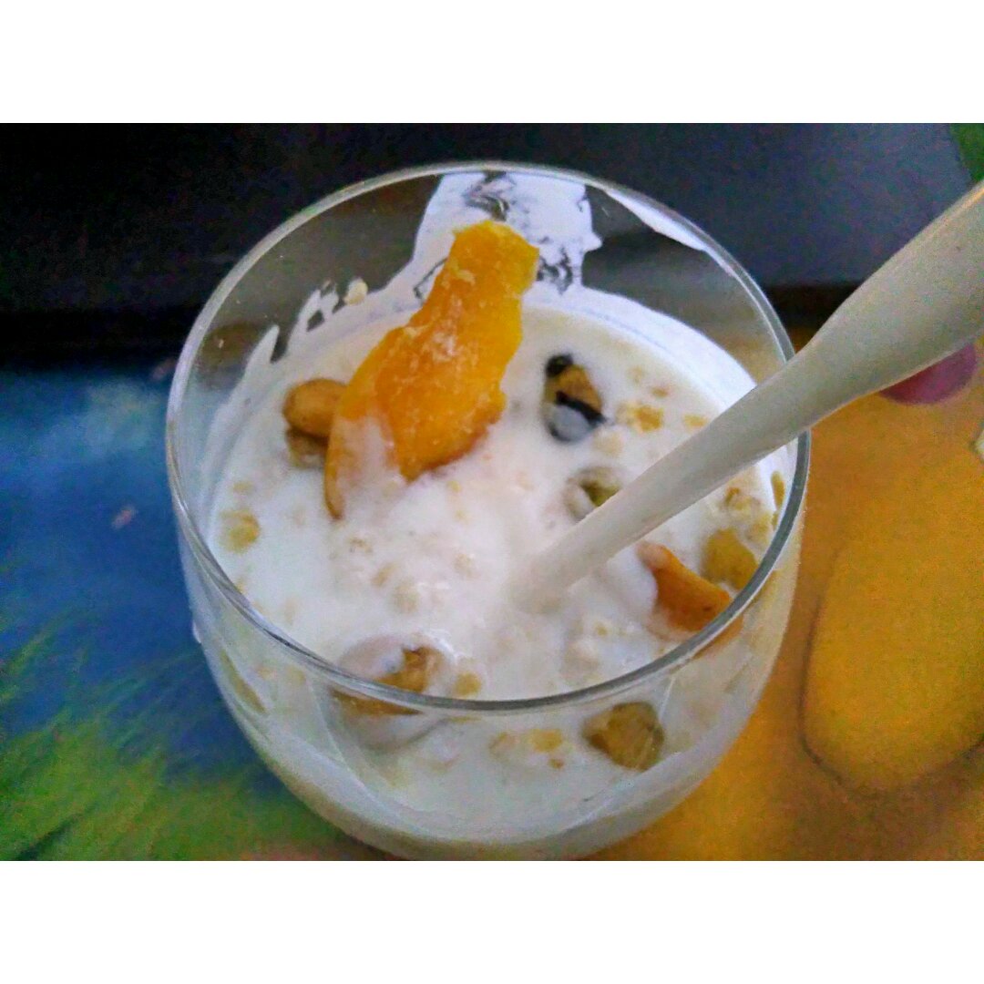 超简单的营养早餐--酸奶麦片
