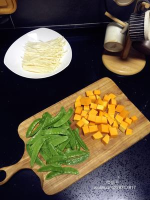 荷兰豆金针菇蔬菜汤的做法 步骤1
