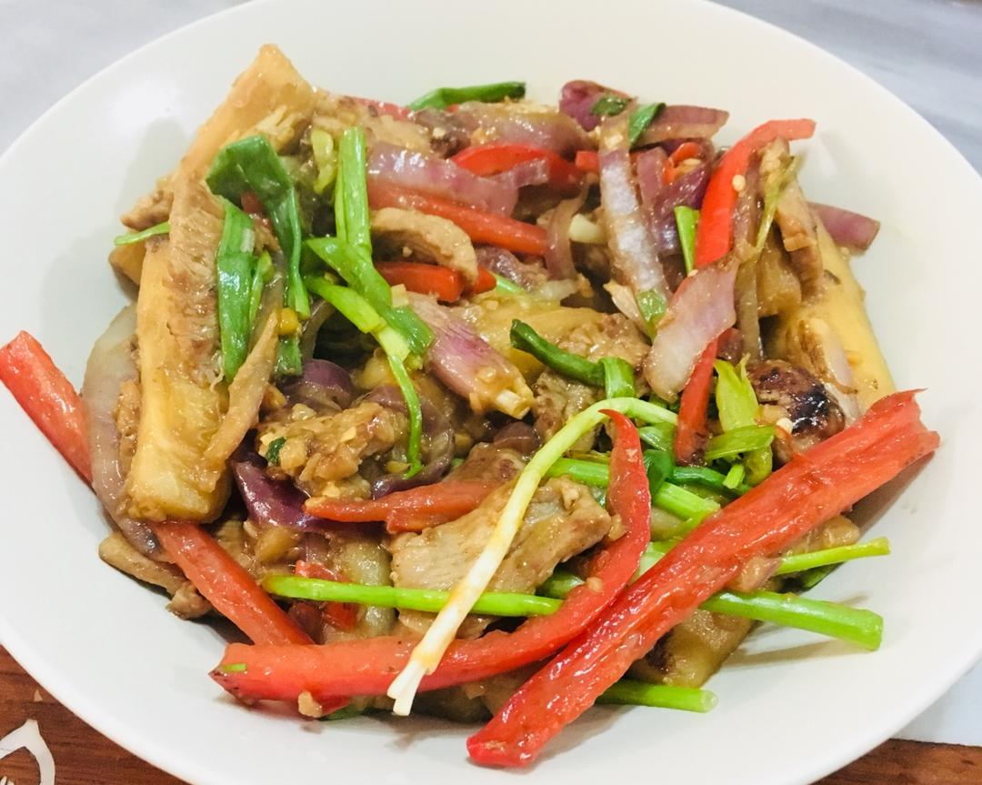 一道不用很多油就可以炒得很漂亮茄子炒肉（末）的做法