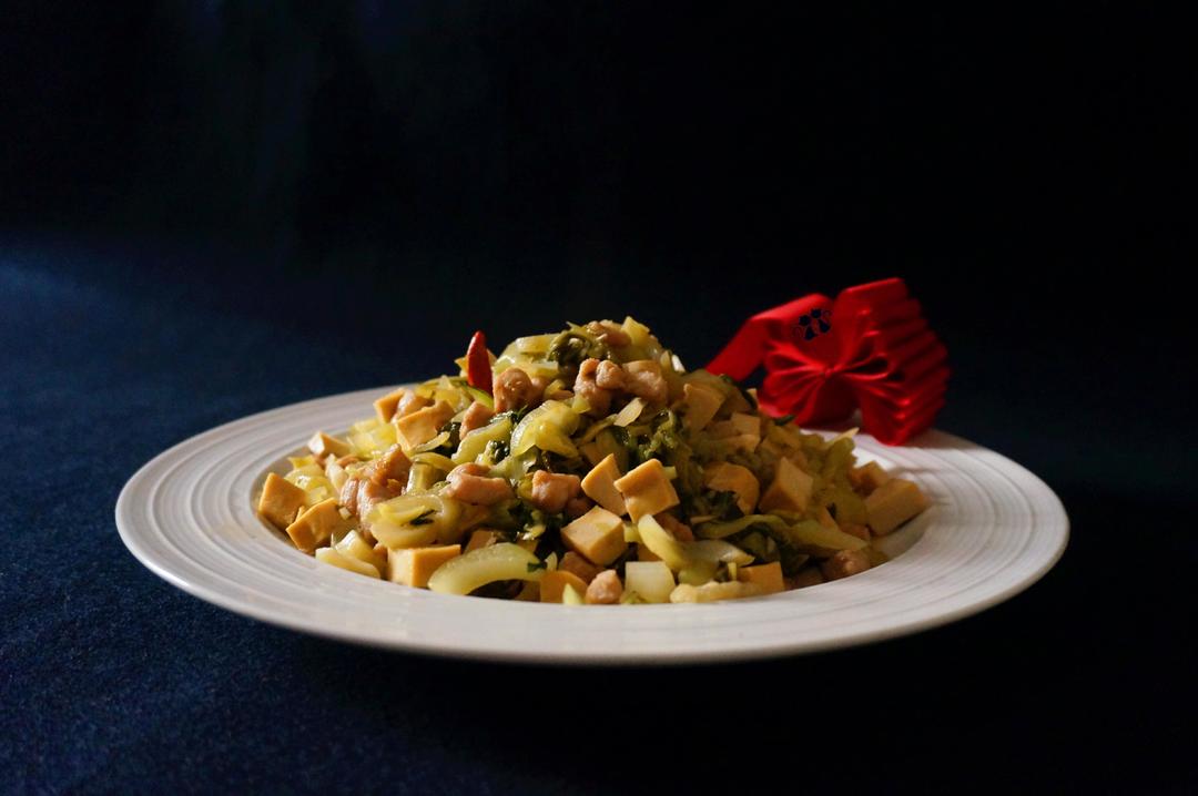 黄菜豆干炒肉丁的做法