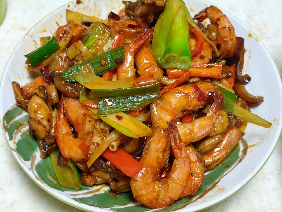 香辣牛蛙虾的做法