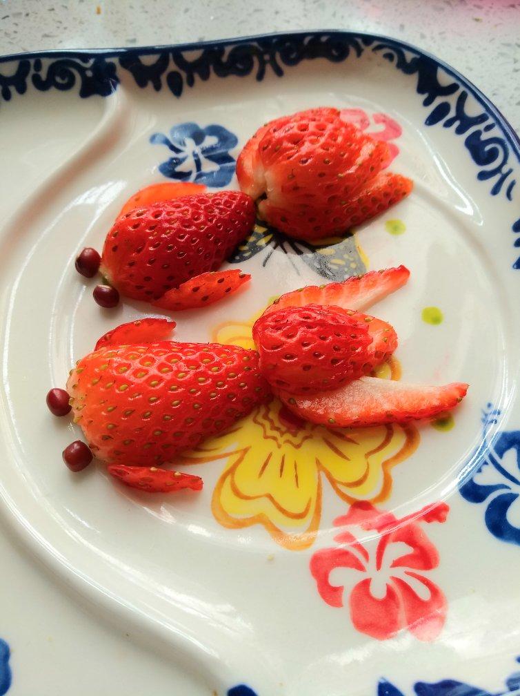 阳光526做的草莓金鱼(创意小盘饰の一)