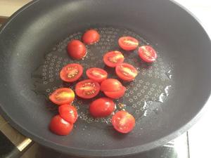 培根、番茄、大豆、面包拼盘的做法 步骤4