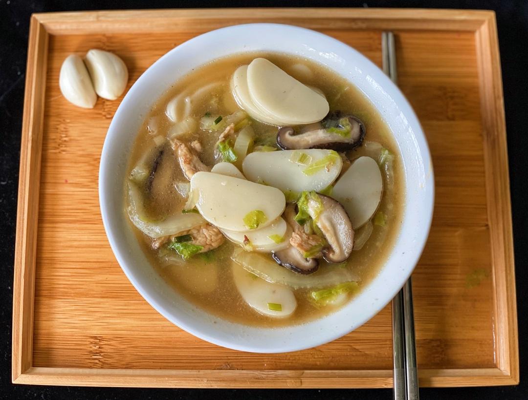 【白菜肉丝年糕汤】