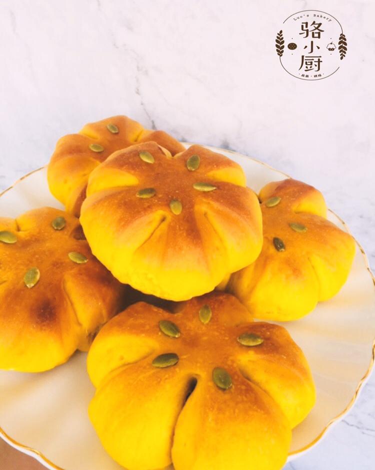 金灿灿的南瓜小餐包