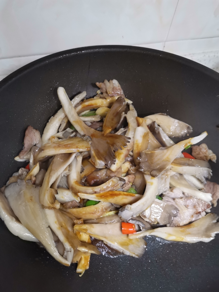 快炒，平菇炒肉，蘑菇炒出肉味道的做法 步骤6